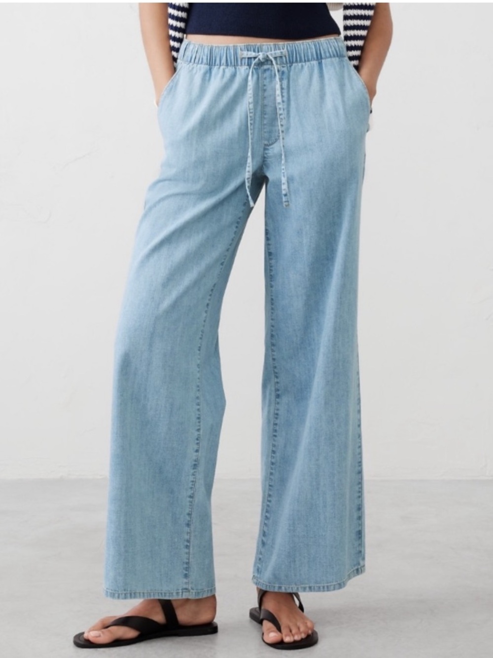 Banana Republic Wide Leg Summerweight Mid Rise Denim, Size L